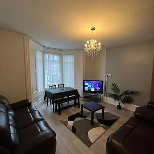 Arthurs Hill Newcastle, Free Parking Fully Equipped Kitchen 4 Bedrooms, Near Centre Apartment